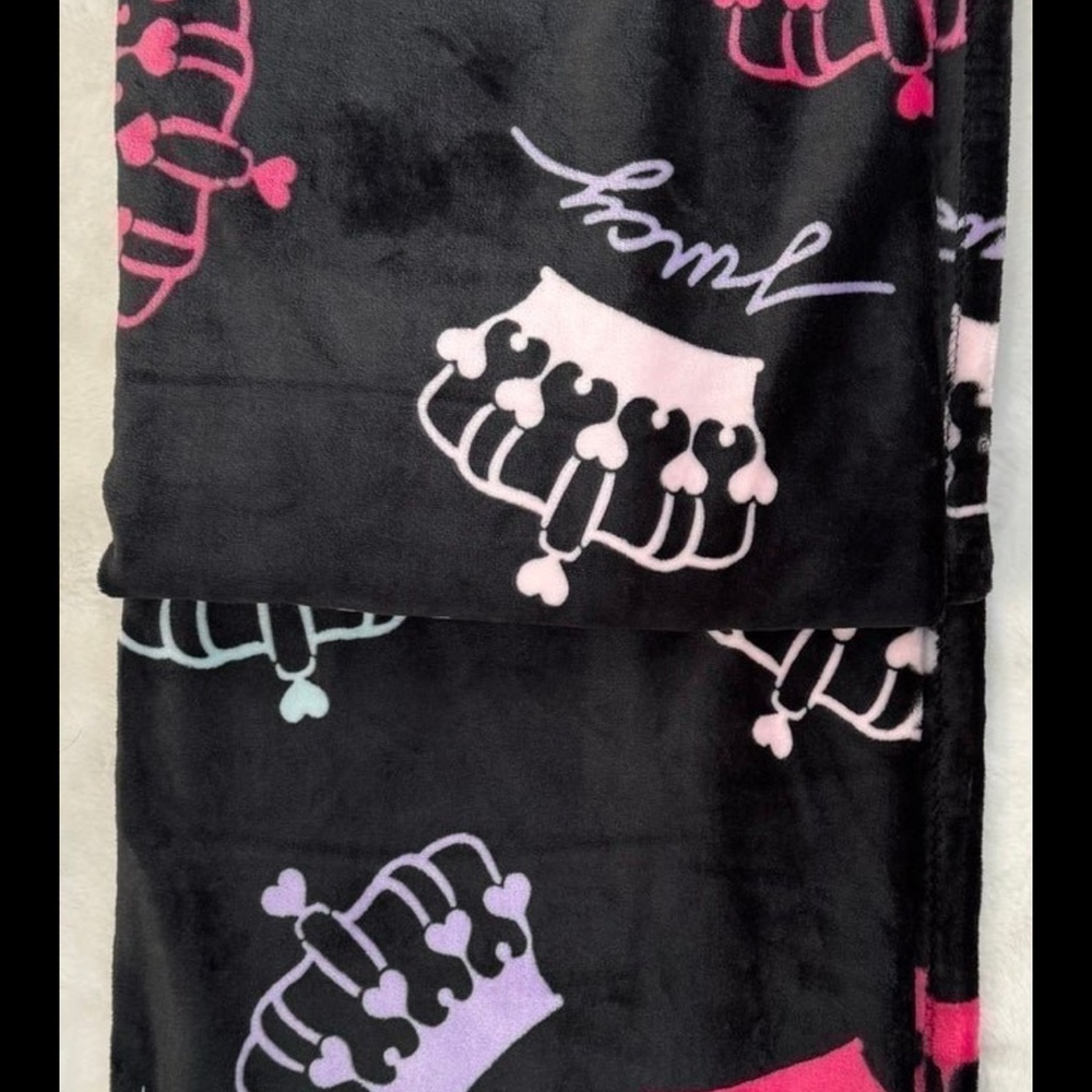 *NEW* Juicy Couture Crowns and Heart Black Throw Blanket - Picture 8 of 8